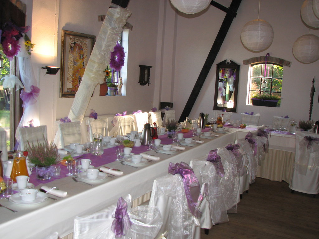 Stół na fioletowo